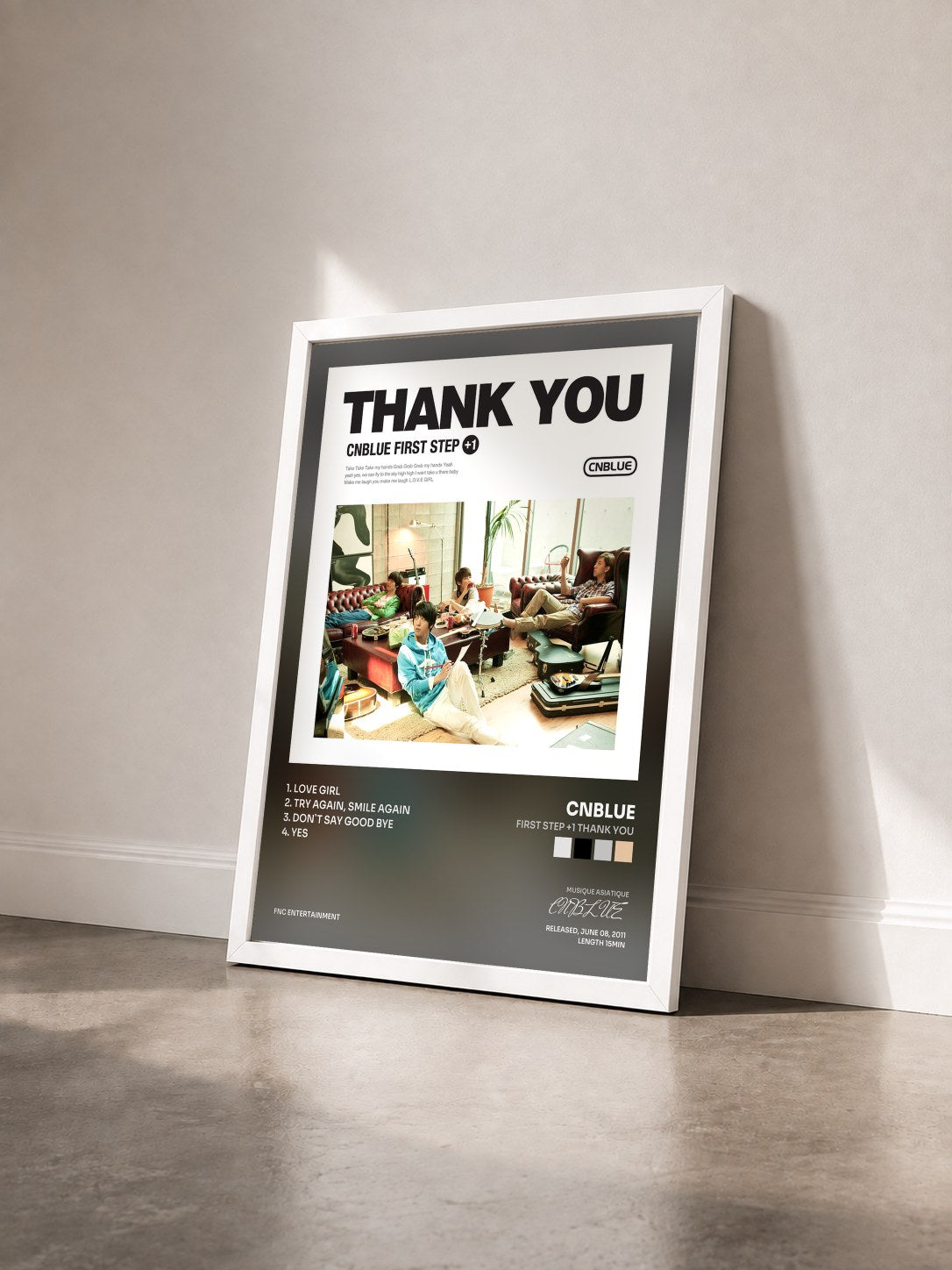 #blanc Tableau de l'album FIRST STEP +1 THANK YOU de CNBLUE vu de trois quarts, cadre blanc
