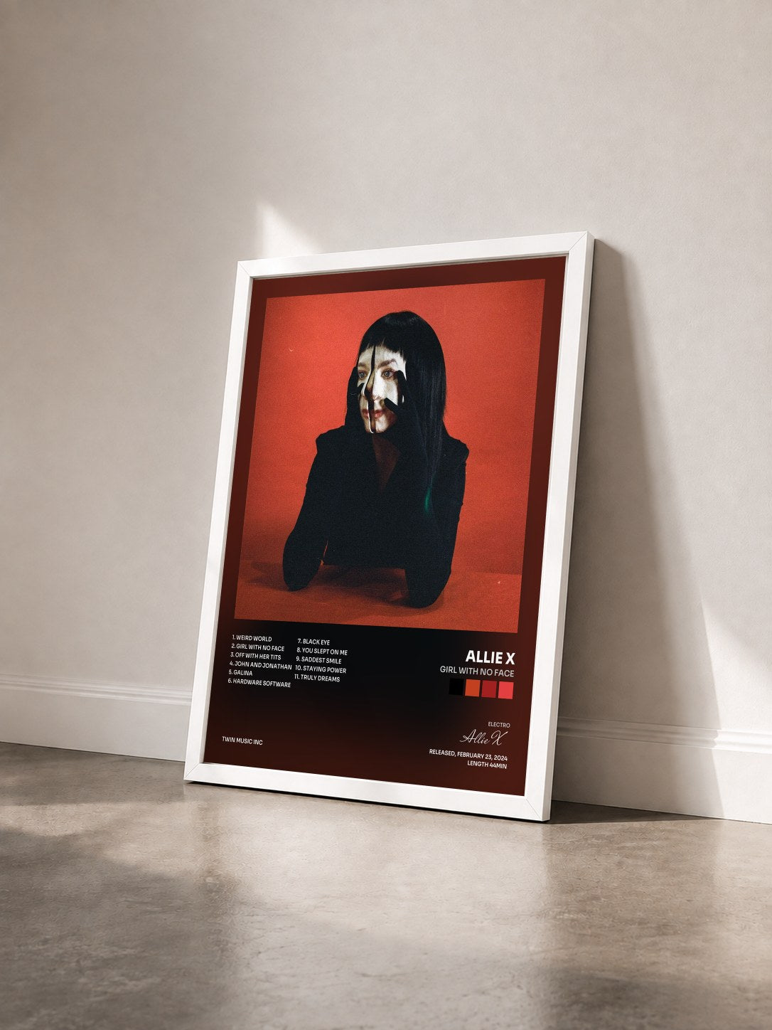 #blanc Tableau de l'album Girl With No Face de Allie X vu de trois quarts, cadre blanc