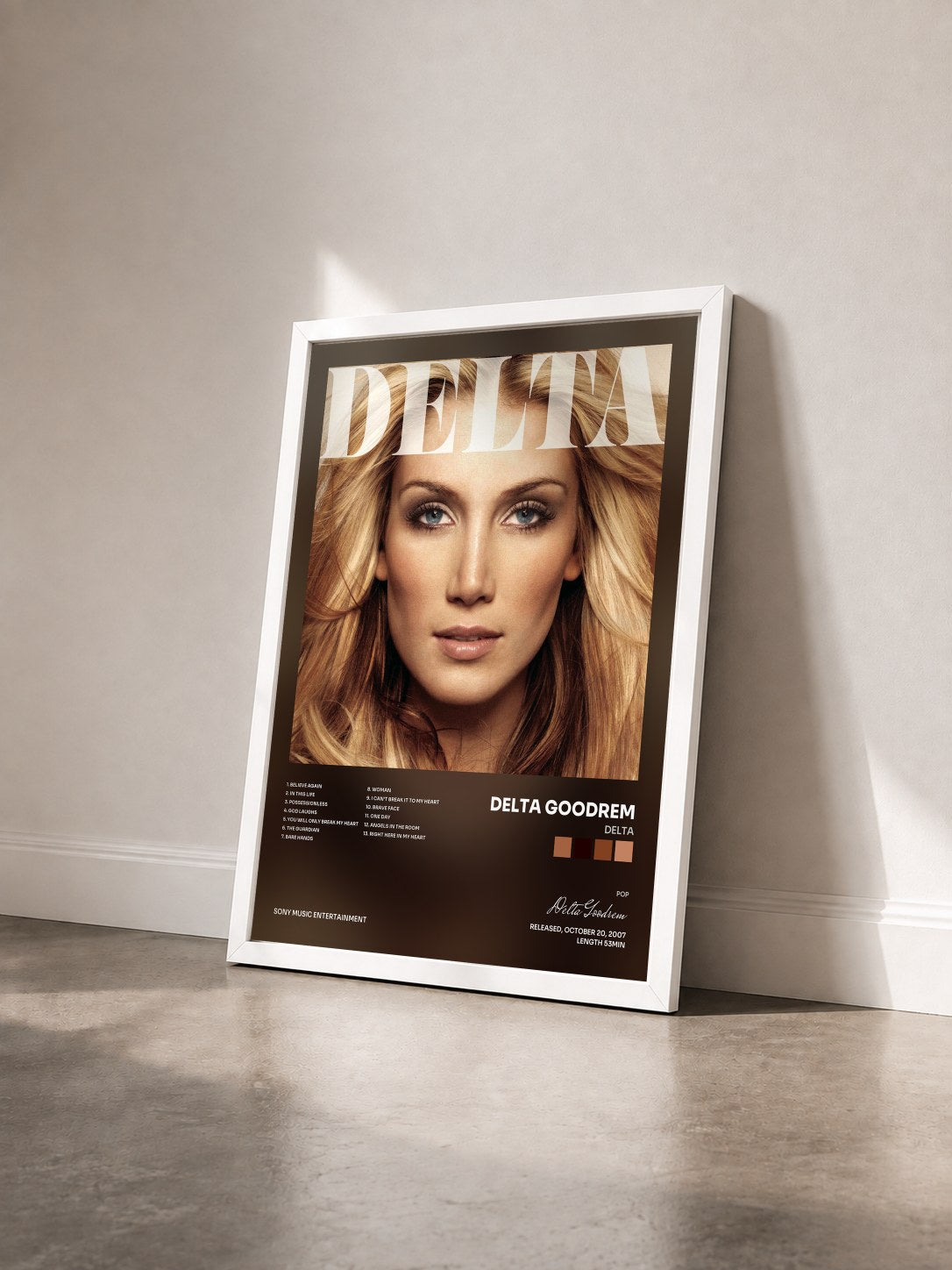 #blanc Tableau de l'album Delta de Delta Goodrem vu de trois quarts, cadre blanc