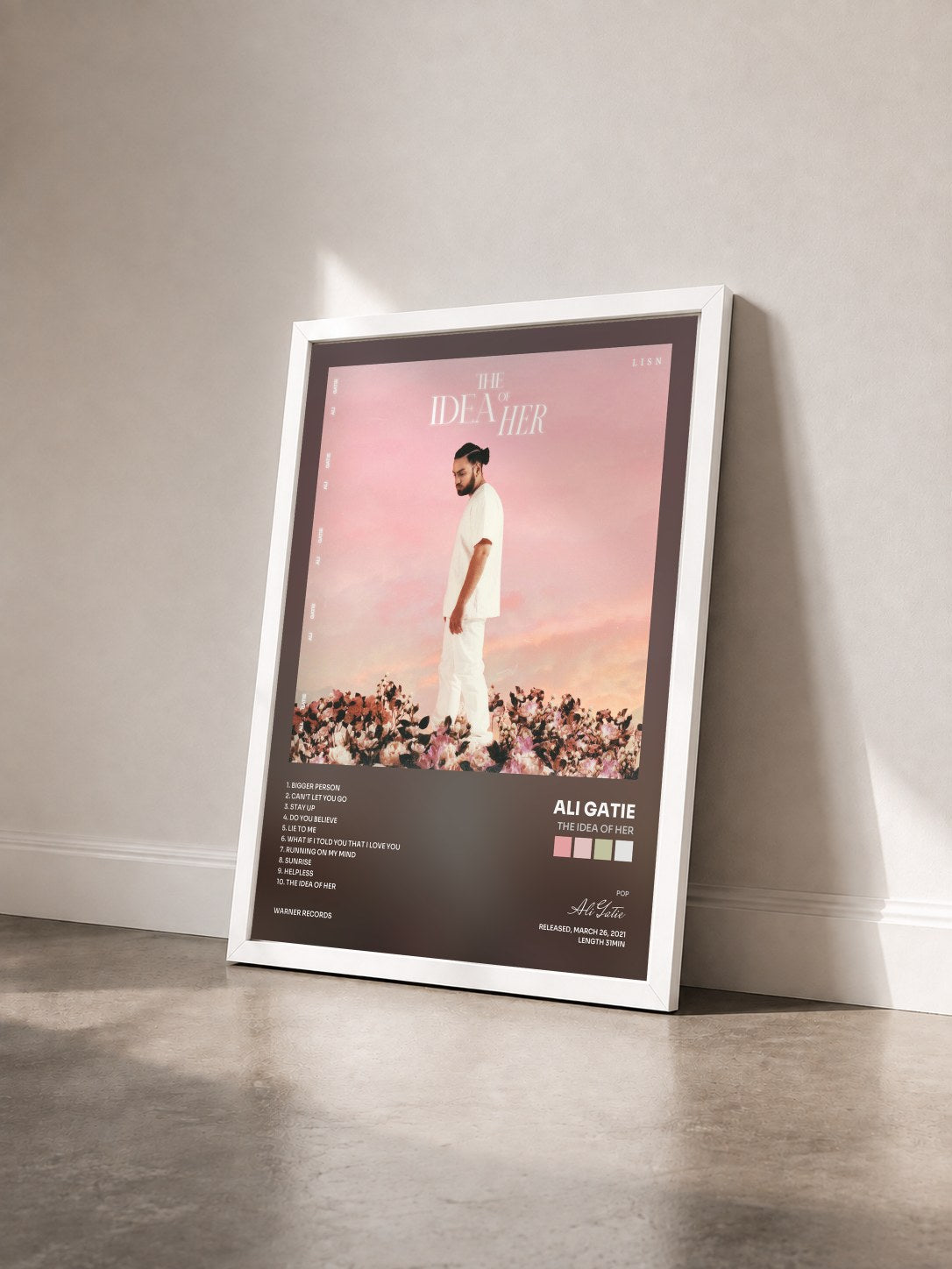 #blanc Tableau de l'album The Idea Of Her de Ali Gatie vu de trois quarts, cadre blanc