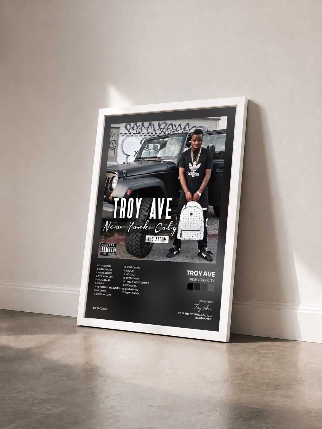 #blanc Tableau de l'album New York City de Troy Ave vu de trois quarts, cadre blanc