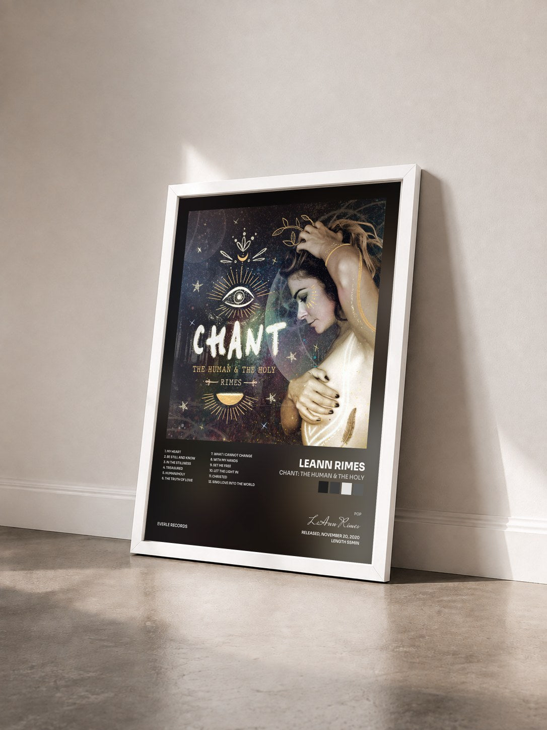 #blanc Tableau de l'album CHANT: The Human & The Holy de LeAnn Rimes vu de trois quarts, cadre blanc