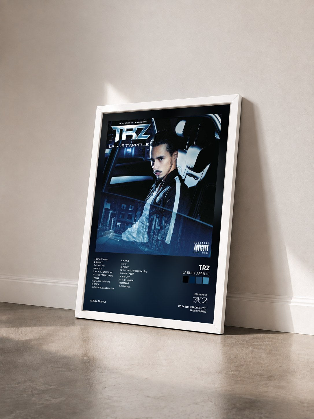 #blanc Tableau de l'album La rue t'appelle de TRZ vu de trois quarts, cadre blanc