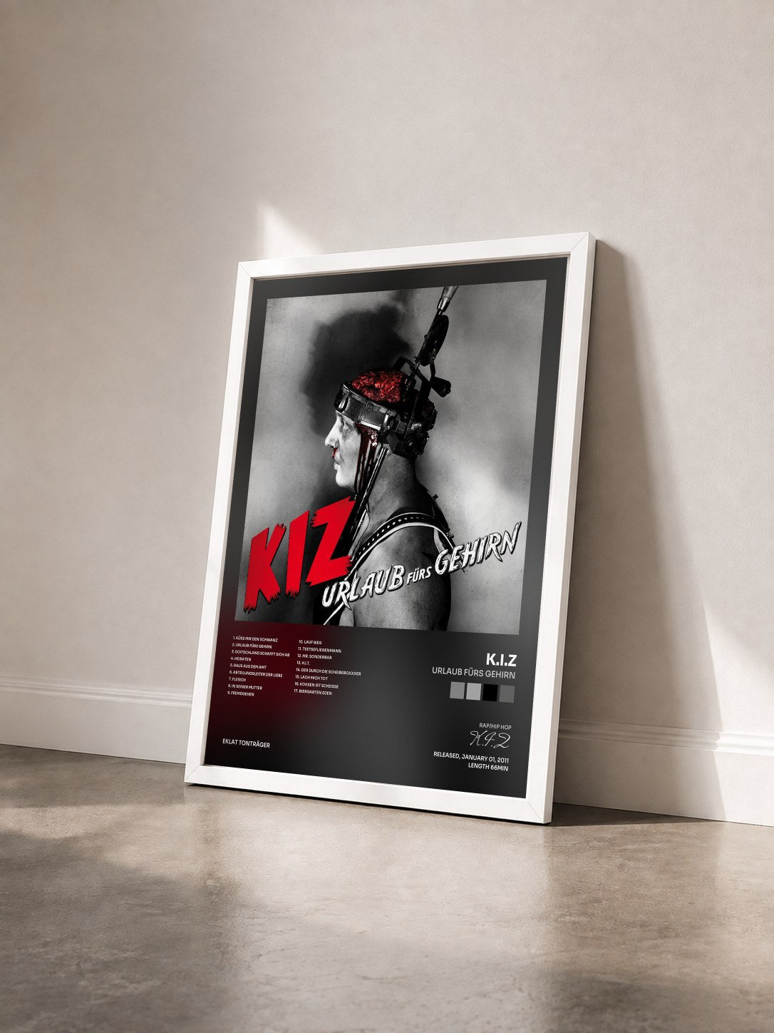 #blanc Tableau de l'album Urlaub fürs Gehirn de K.I.Z vu de trois quarts, cadre blanc