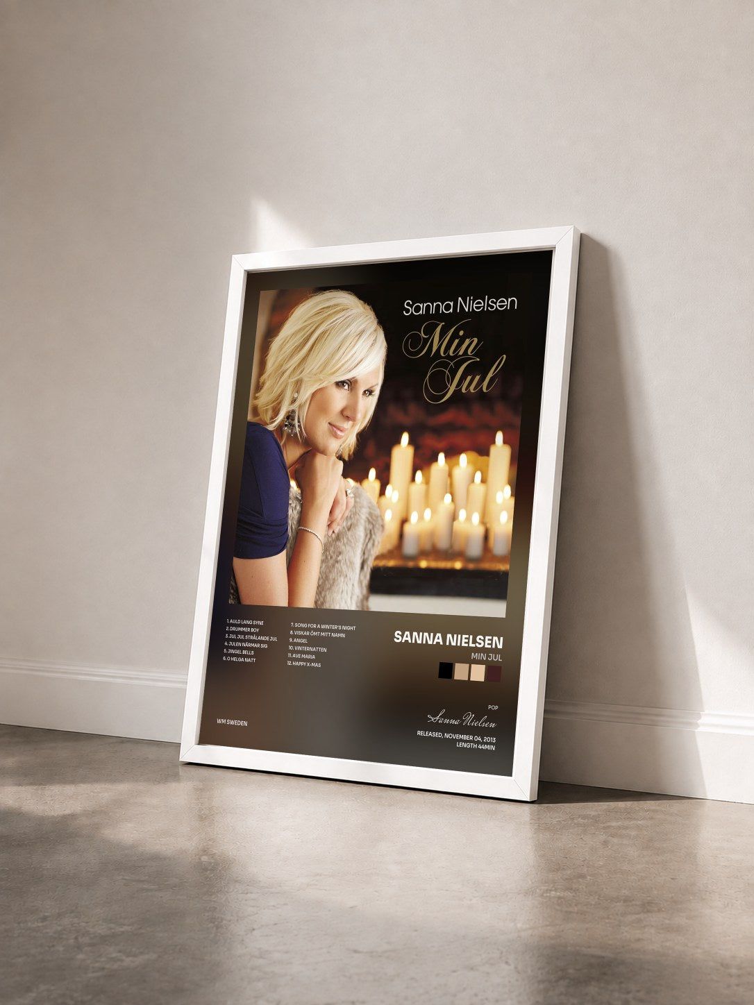 #blanc Tableau de l'album Min jul de Sanna Nielsen vu de trois quarts, cadre blanc