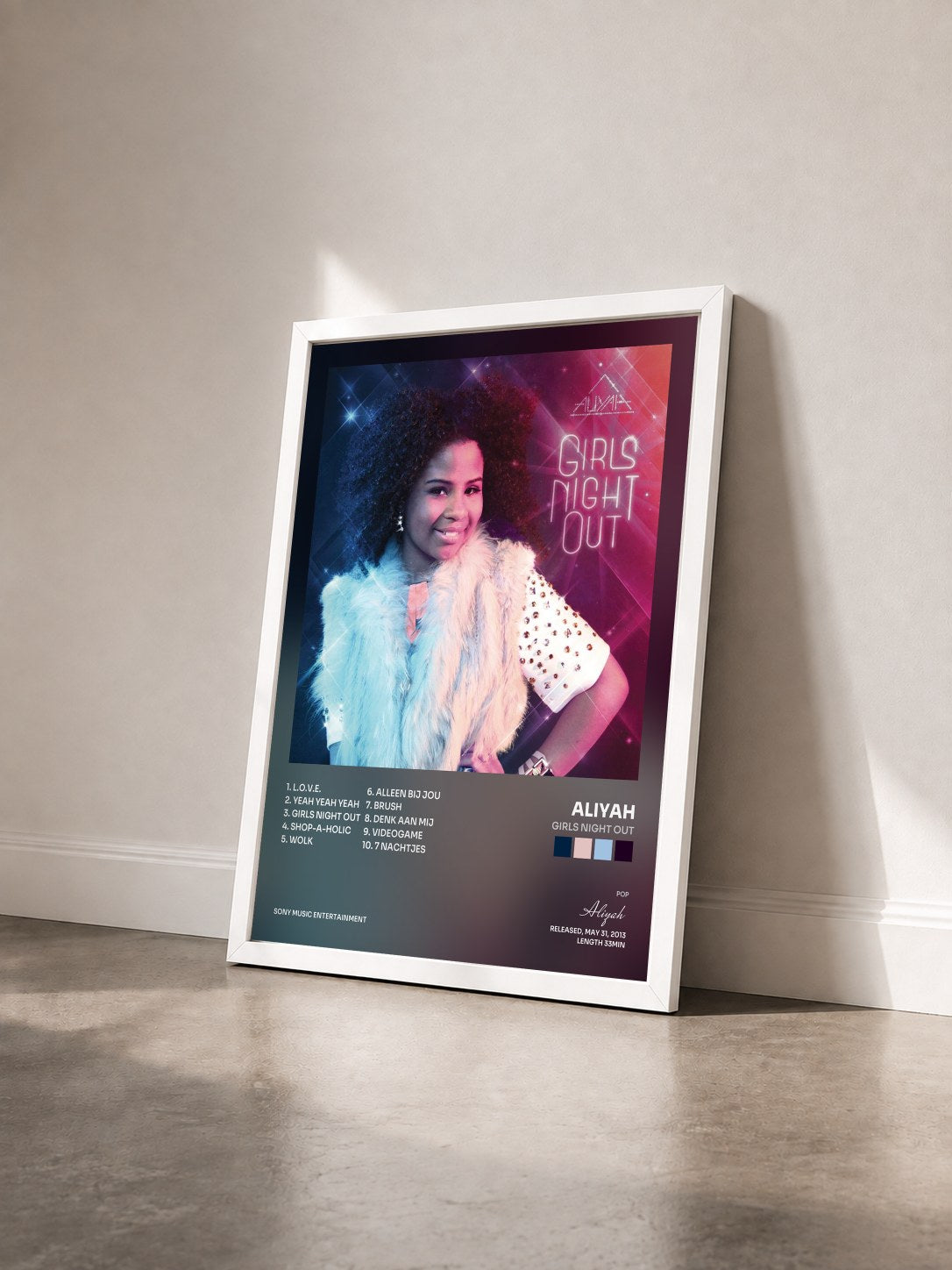 #blanc Tableau de l'album Girls Night Out de Aliyah vu de trois quarts, cadre blanc