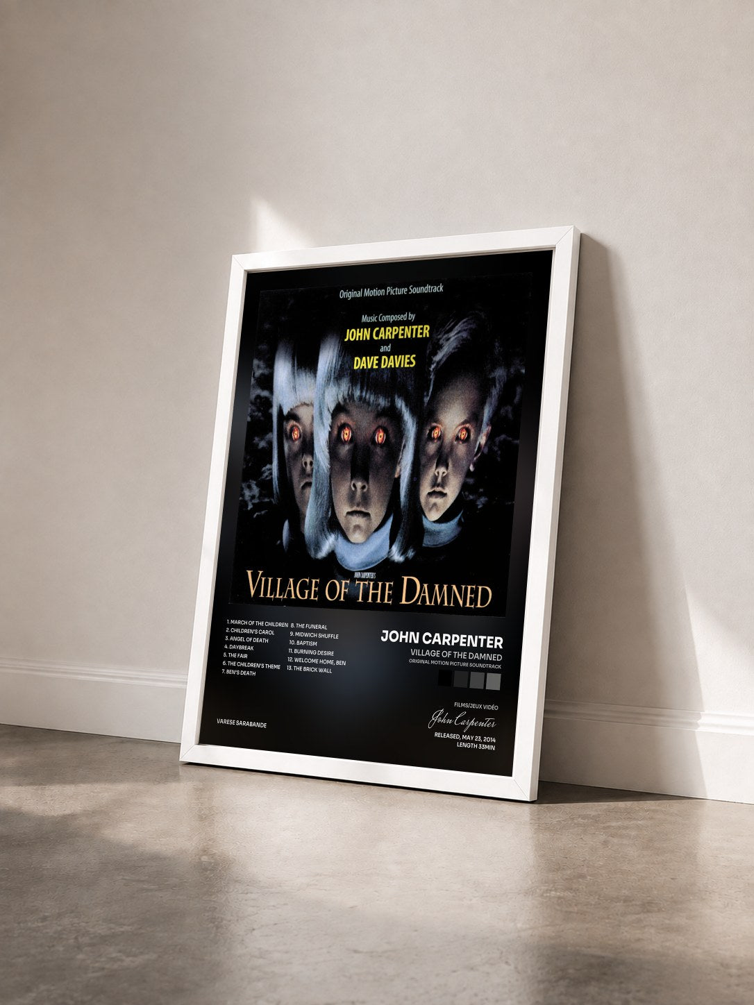 #blanc Tableau de l'album Village Of The Damned (Original Motion Picture Soundtrack) de John Carpenter vu de trois quarts, cadre blanc