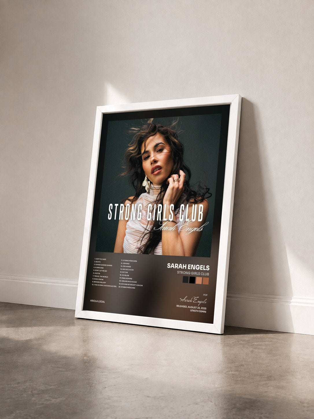 #blanc Tableau de l'album STRONG GIRLS CLUB de Sarah Engels vu de trois quarts, cadre blanc