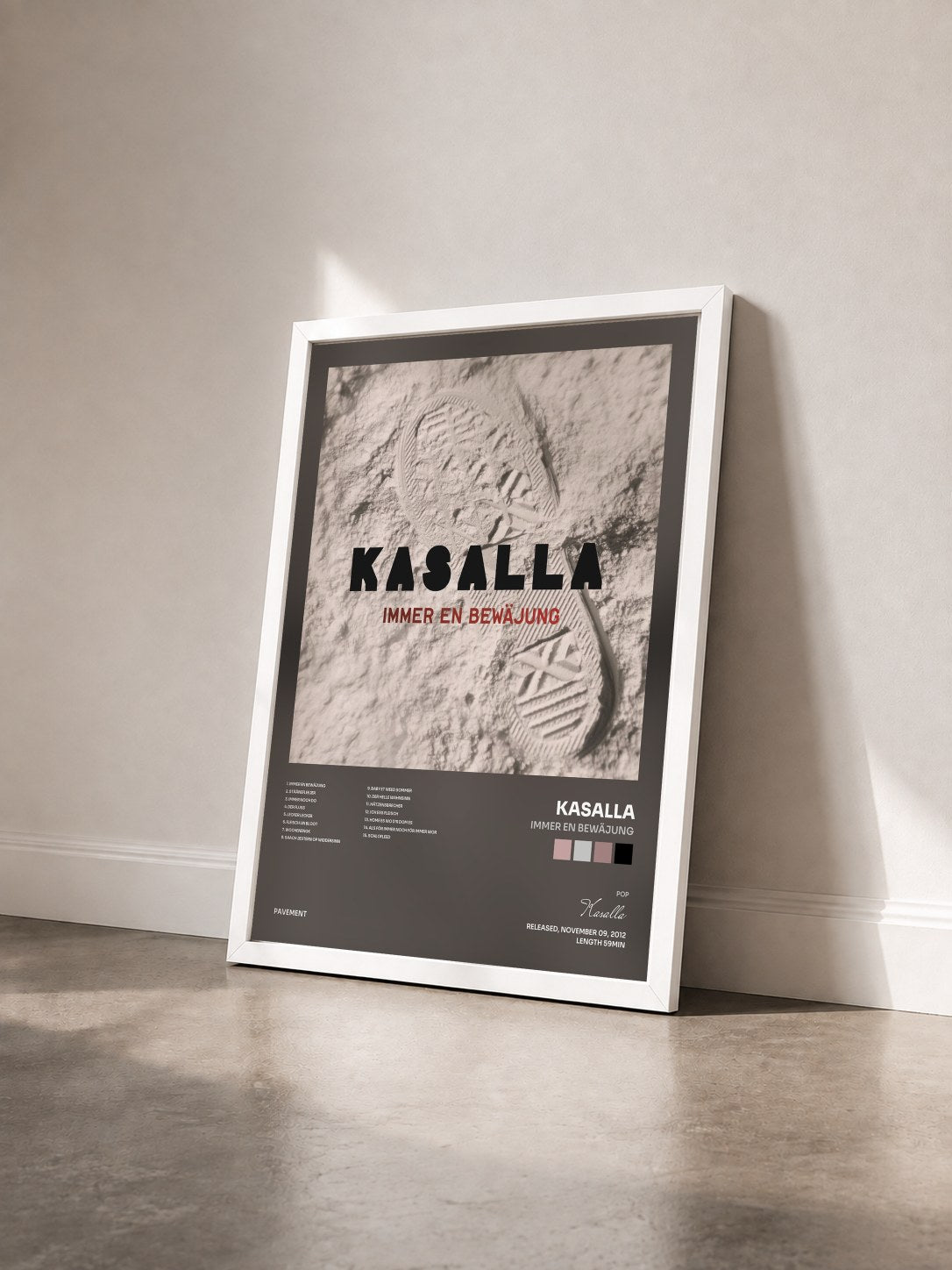 #blanc Tableau de l'album Immer en Bewäjung de Kasalla vu de trois quarts, cadre blanc