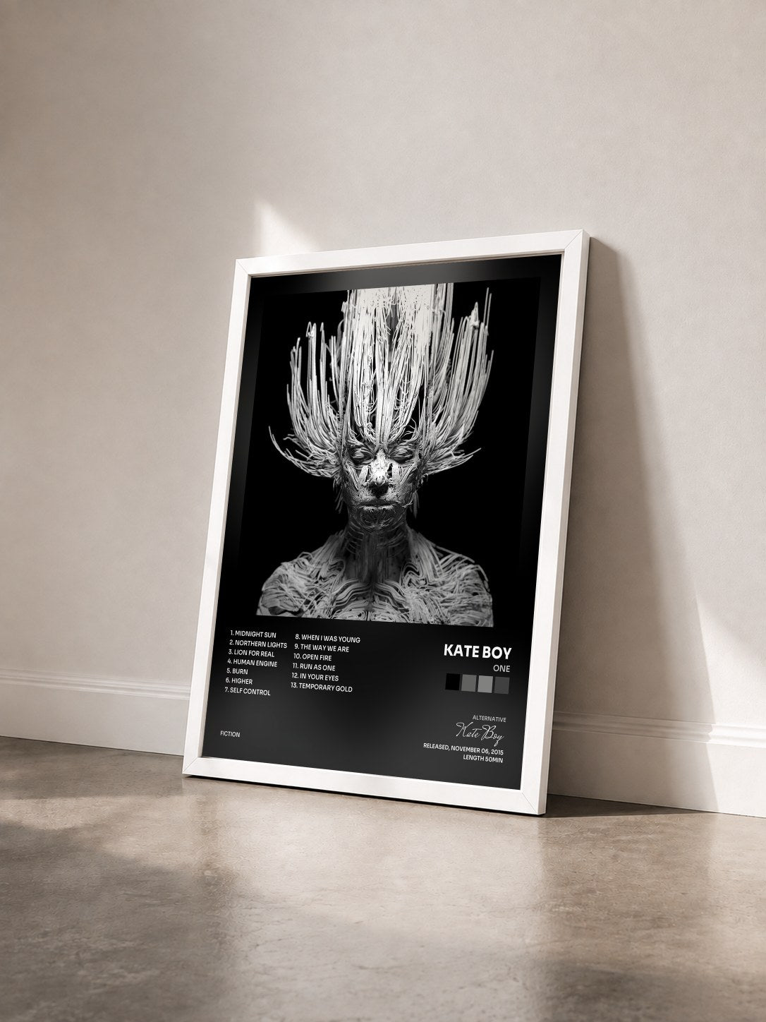 #blanc Tableau de l'album One de Kate Boy vu de trois quarts, cadre blanc
