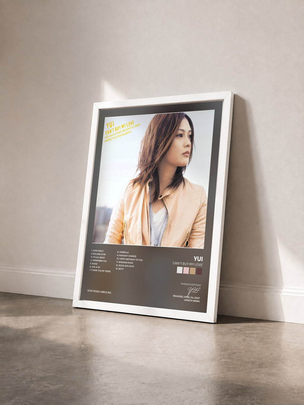 #blanc Tableau de l'album CAN'T BUY MY LOVE de YUI vu de trois quarts, cadre blanc