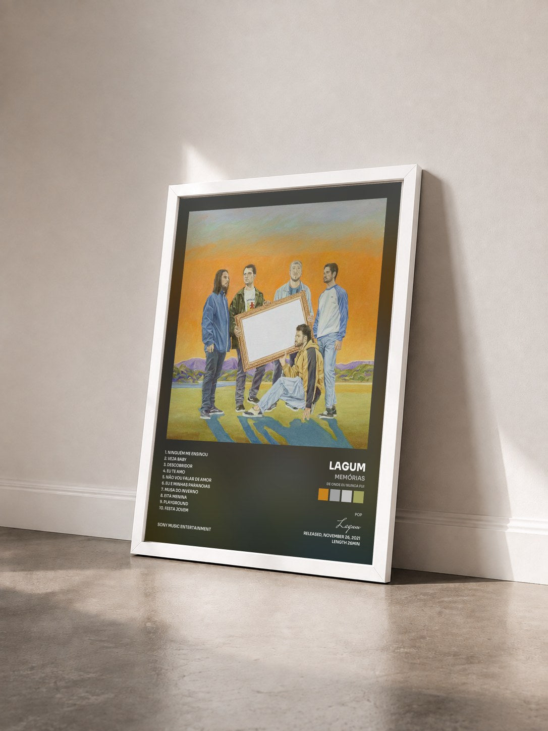 #blanc Tableau de l'album MEMÓRIAS (de onde eu nunca fui) de Lagum vu de trois quarts, cadre blanc