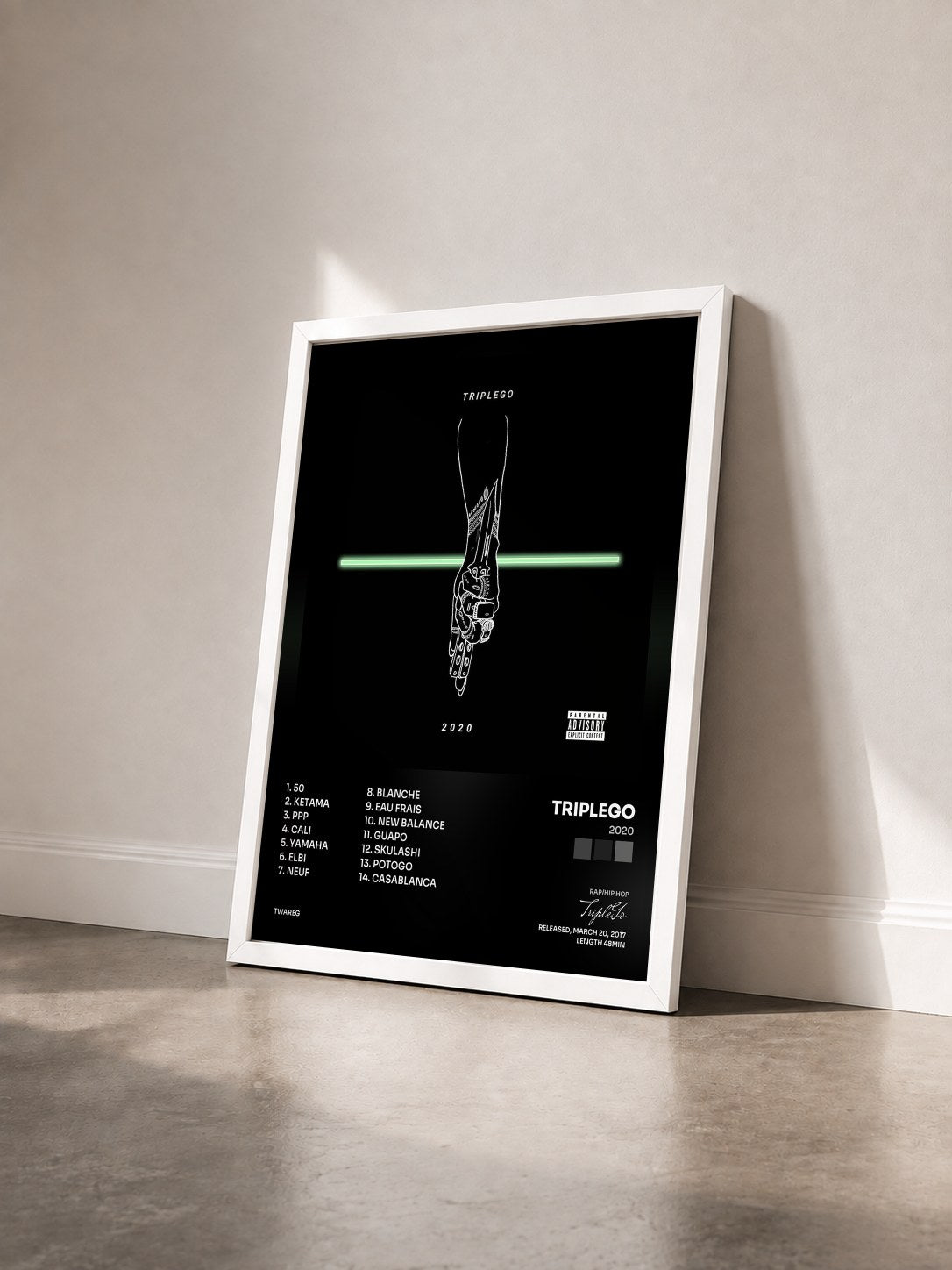 #blanc Tableau de l'album 2020 de TripleGo vu de trois quarts, cadre blanc