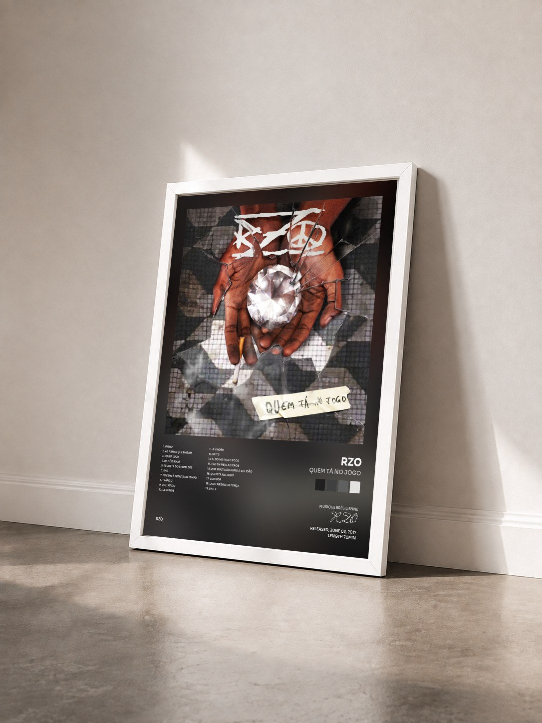 #blanc Tableau de l'album Quem Tá no Jogo de RZO vu de trois quarts, cadre blanc