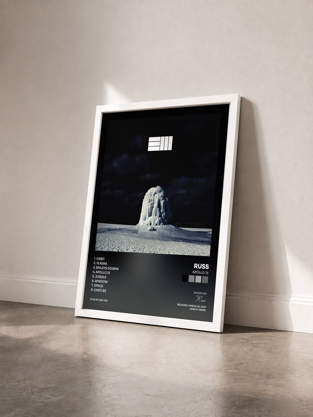 #blanc Tableau de l'album Apollo 13 de Russ vu de trois quarts, cadre blanc