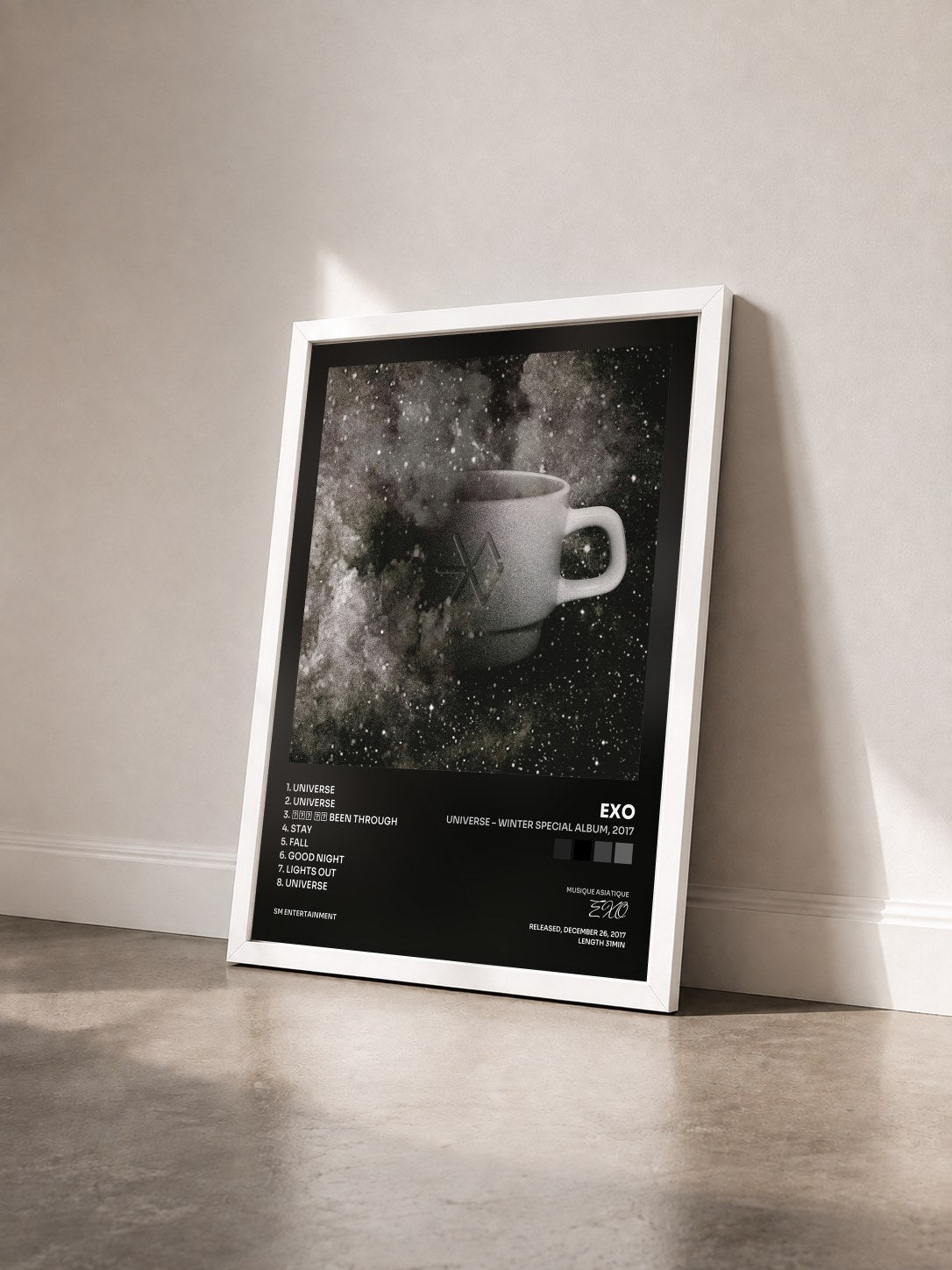 #blanc Tableau de l'album Universe – Winter Special Album, 2017 de EXO vu de trois quarts, cadre blanc