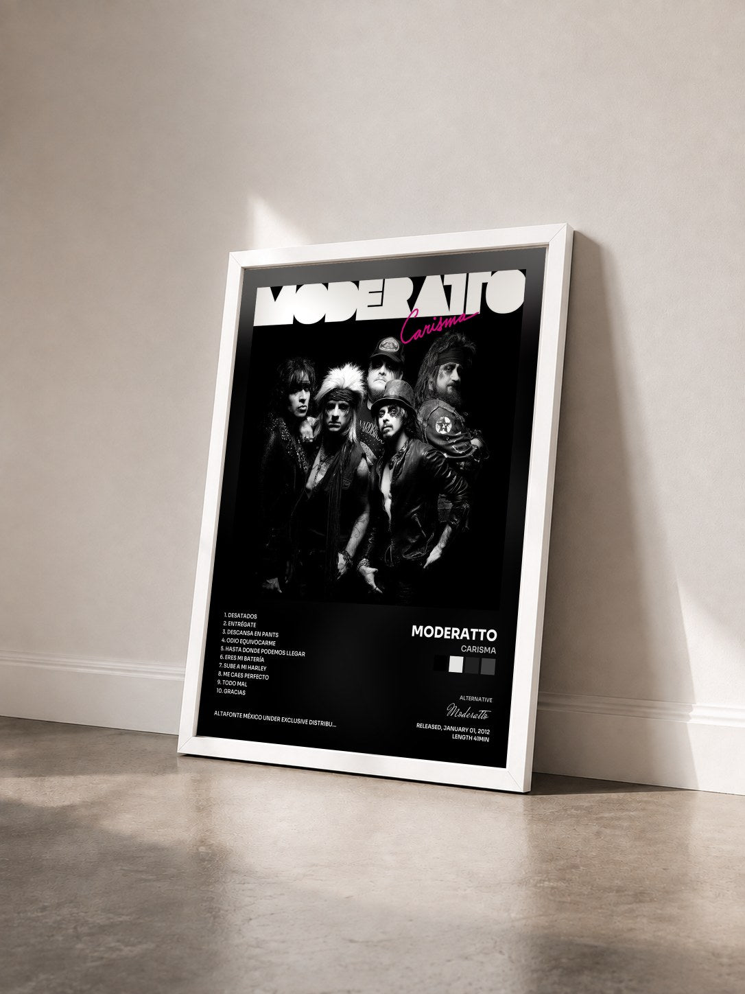 #blanc Tableau de l'album Carisma de Moderatto vu de trois quarts, cadre blanc