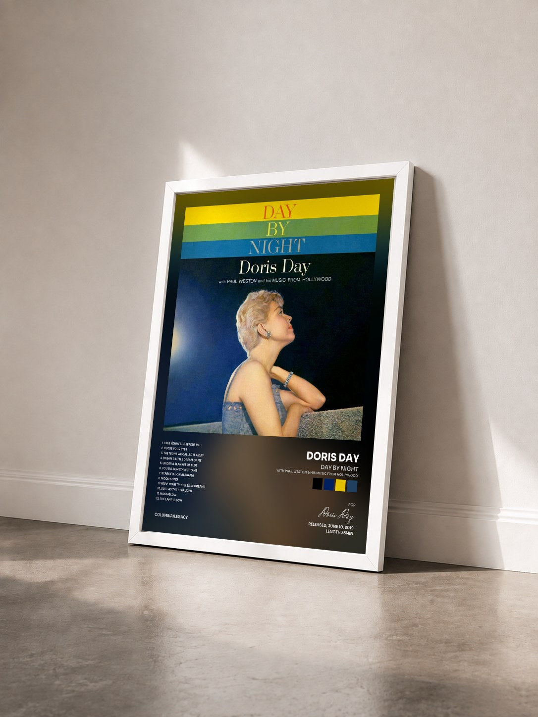 #blanc Tableau de l'album Day By Night (with Paul Weston & His Music From Hollywood) de Doris Day vu de trois quarts, cadre blanc