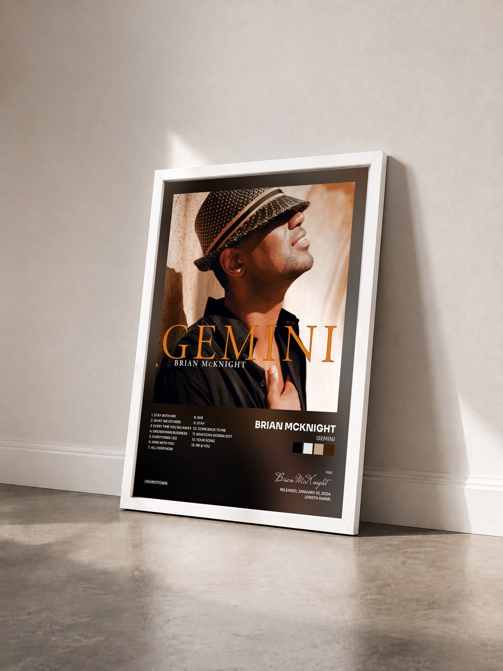 #blanc Gemini di Brian McKnight in stampa incorniciata vista di tre quarti, cornice bianca