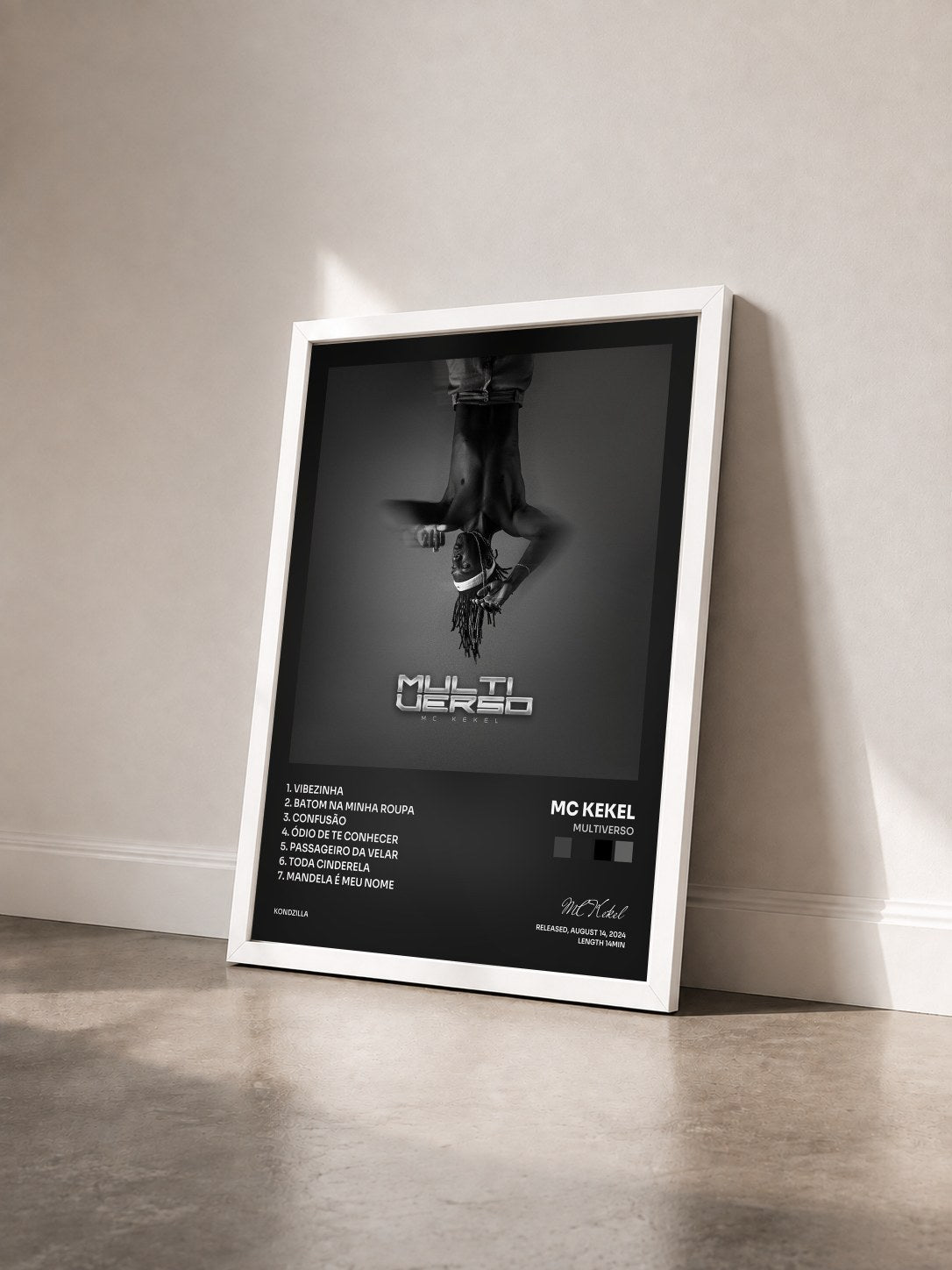 #blanc Tableau de l'album Multiverso de MC Kekel vu de trois quarts, cadre blanc