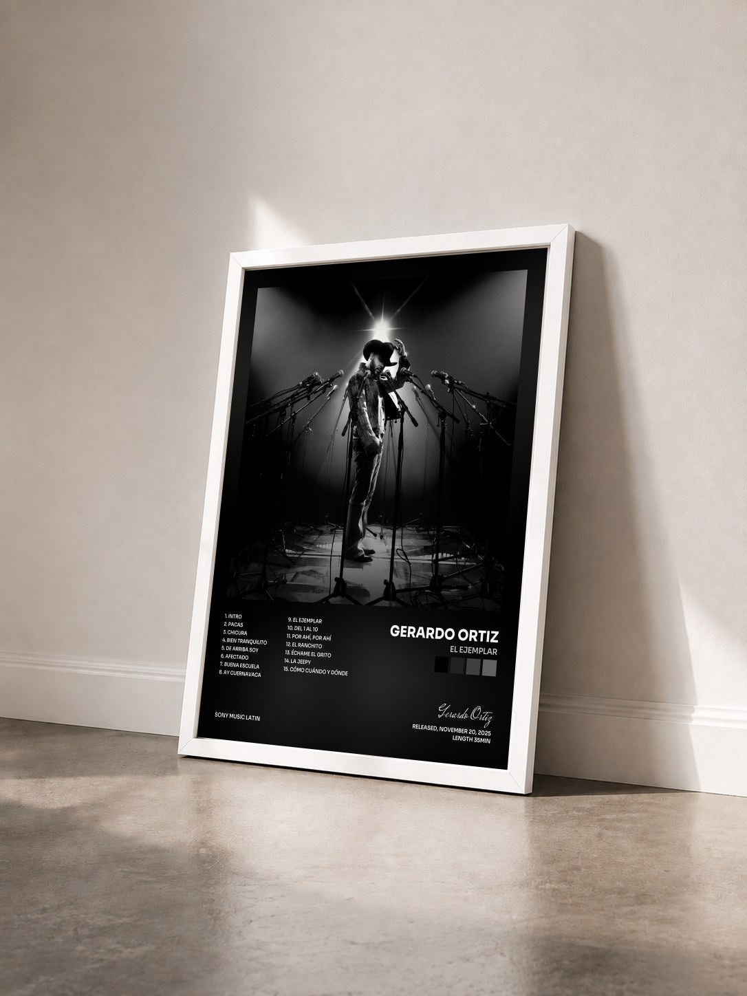 #blanc Tableau de l'album El Ejemplar de Gerardo Ortiz vu de trois quarts, cadre blanc