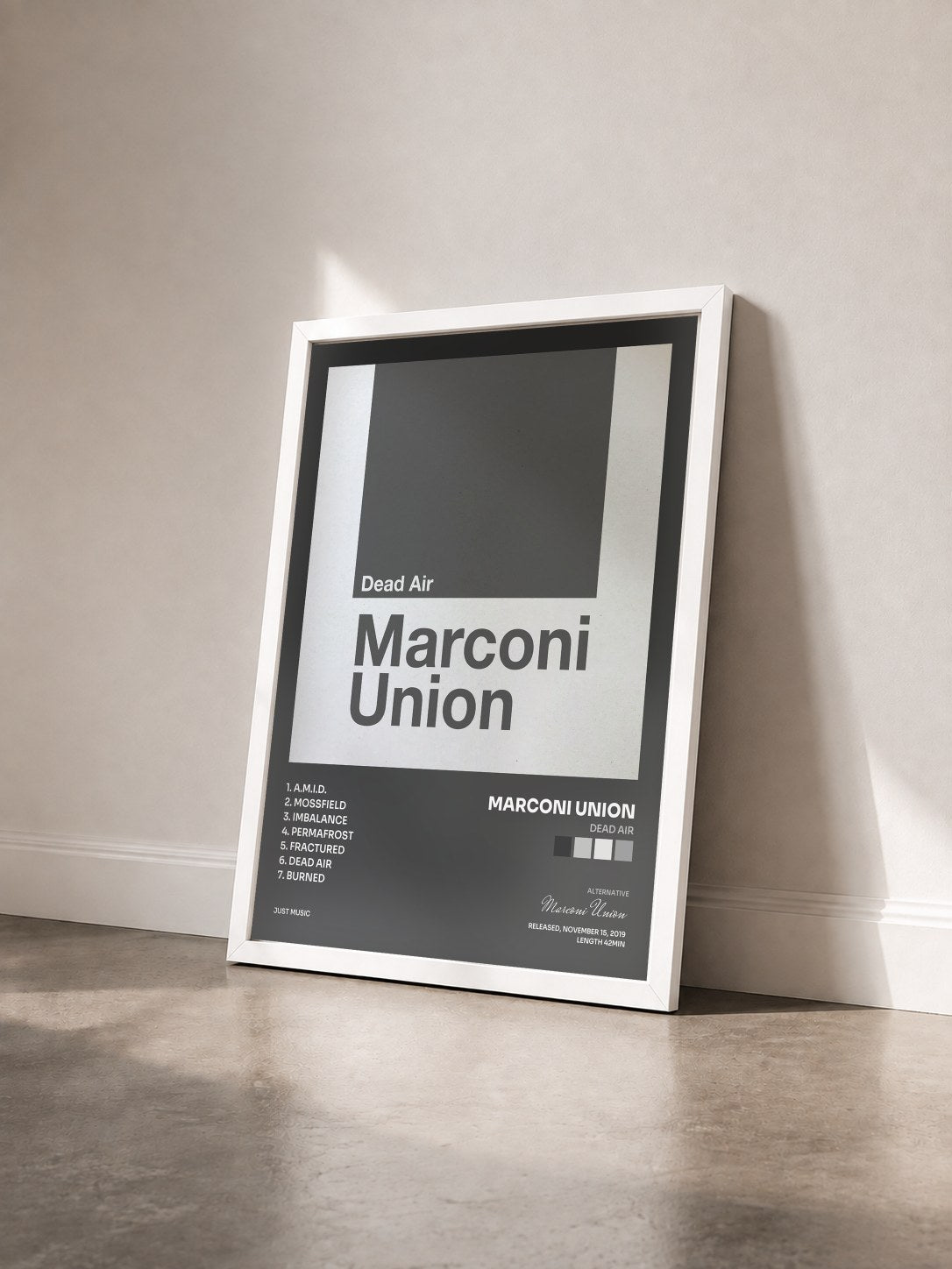 #blanc Tableau de l'album Dead Air de Marconi Union vu de trois quarts, cadre blanc