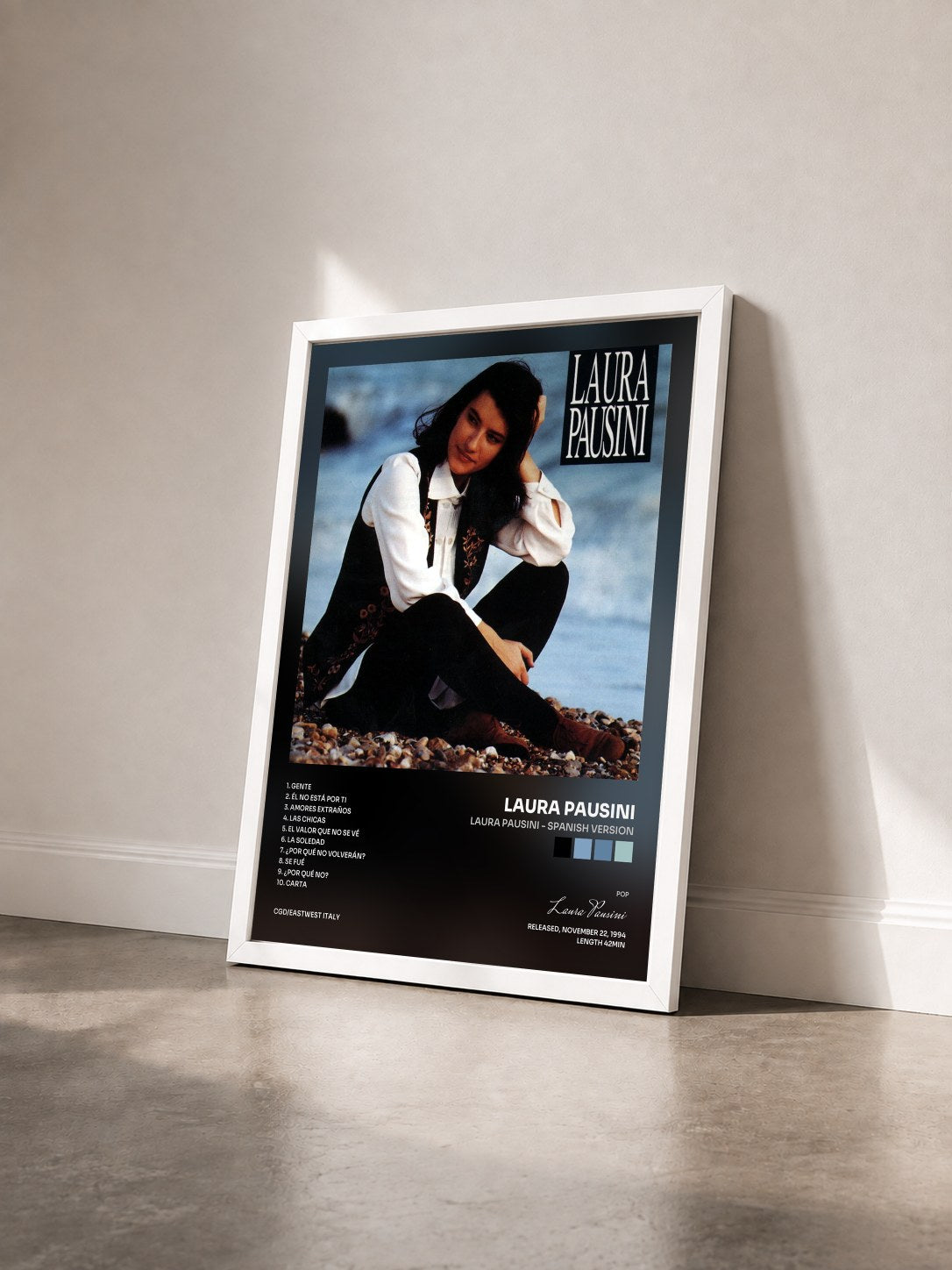 #blanc Tableau de l'album Laura Pausini - Spanish Version de Laura Pausini vu de trois quarts, cadre blanc