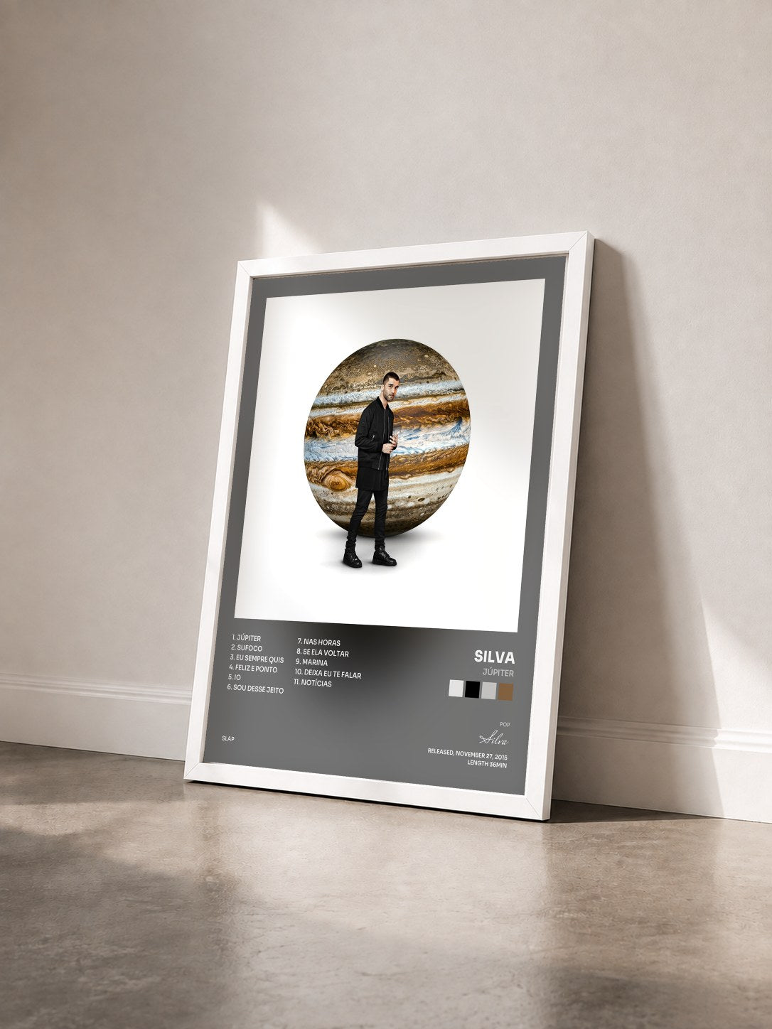 #blanc Tableau de l'album Júpiter de Silva vu de trois quarts, cadre blanc