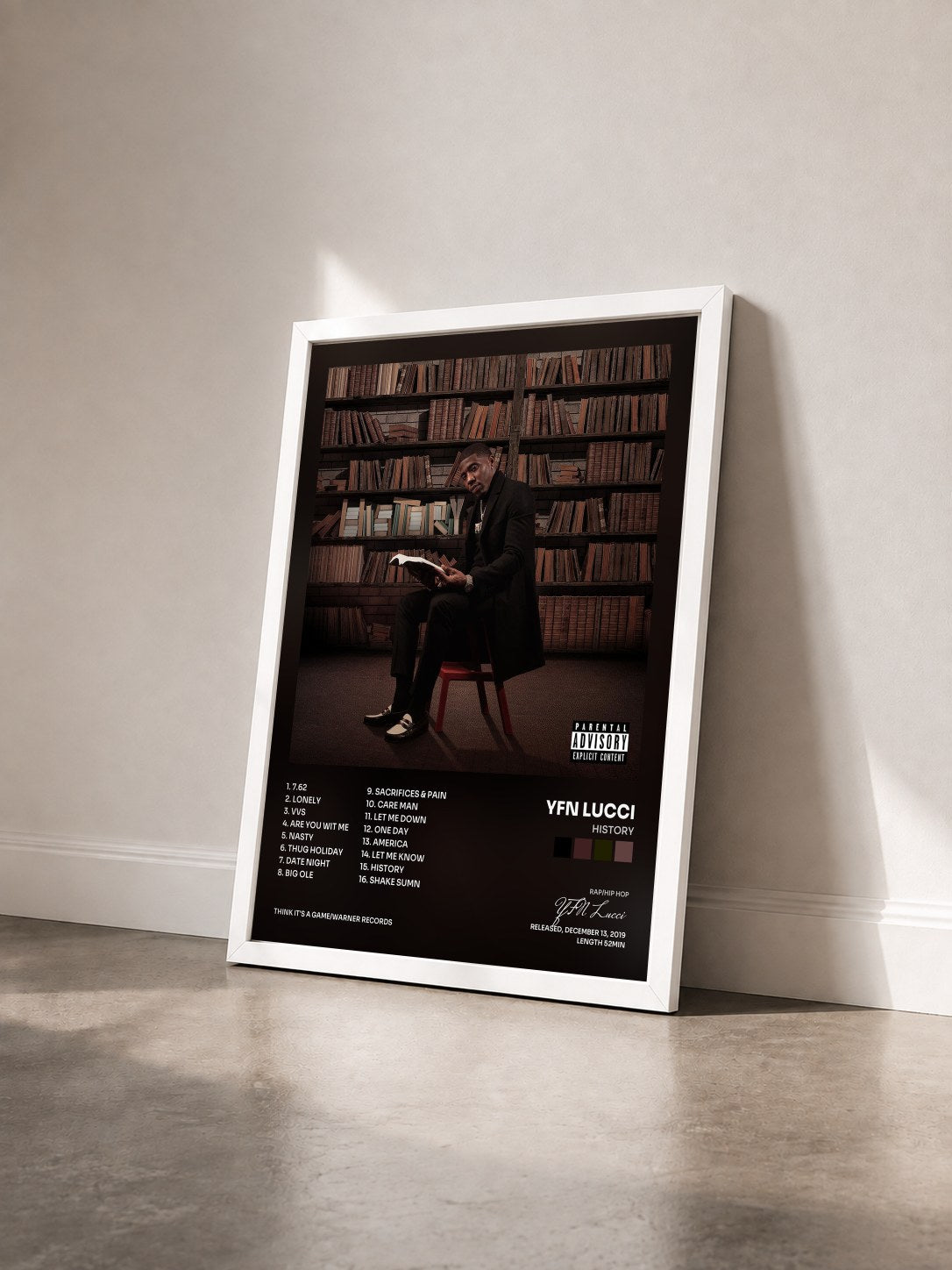 #blanc Tableau de l'album HIStory de YFN Lucci vu de trois quarts, cadre blanc