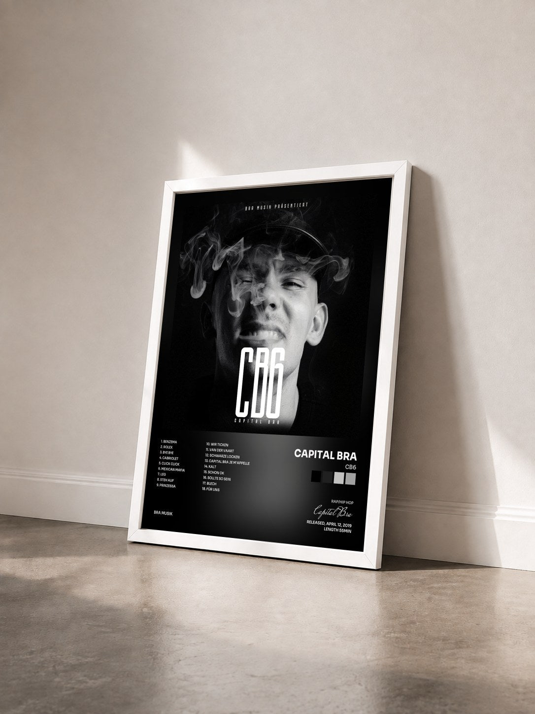 #blanc Tableau de l'album CB6 de Capital Bra vu de trois quarts, cadre blanc