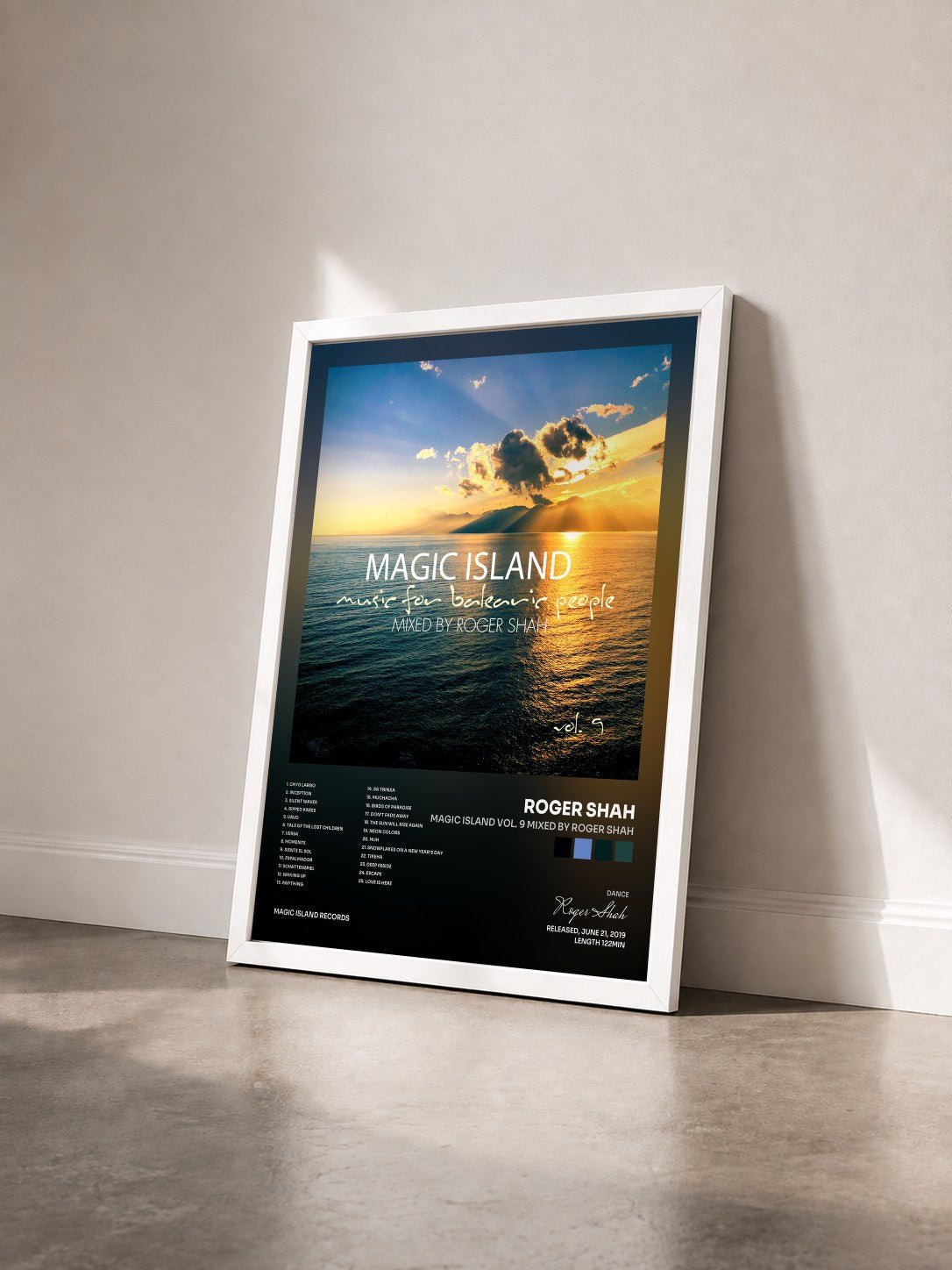 #blanc Tableau de l'album Magic Island Vol. 9 mixed by Roger Shah de Roger Shah vu de trois quarts, cadre blanc