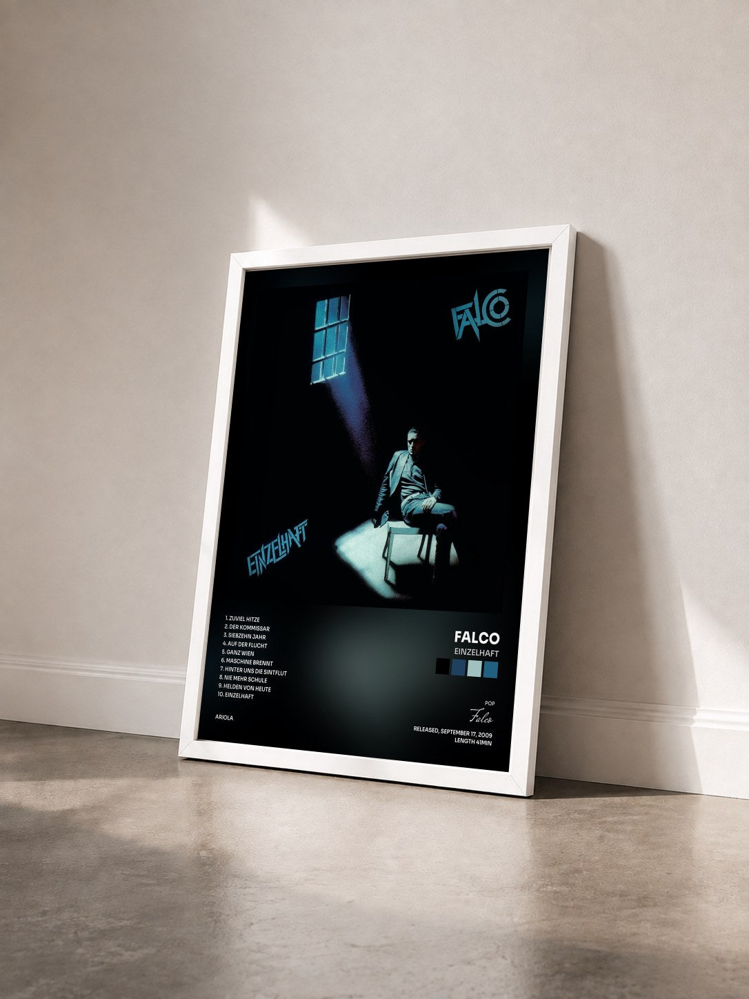 #blanc Tableau de l'album Einzelhaft de Falco vu de trois quarts, cadre blanc
