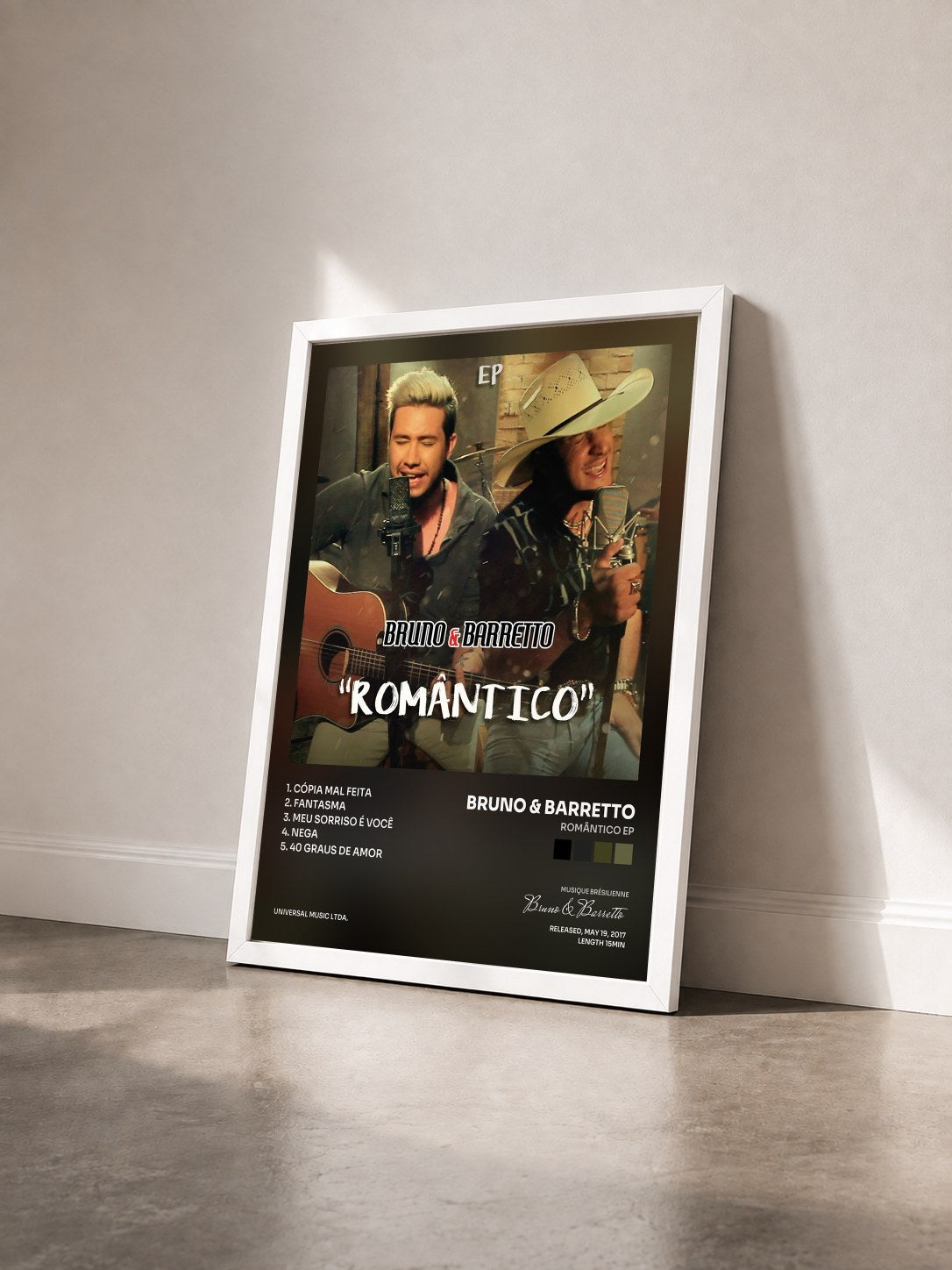 #blanc Tableau de l'album Romântico EP de Bruno & Barretto vu de trois quarts, cadre blanc