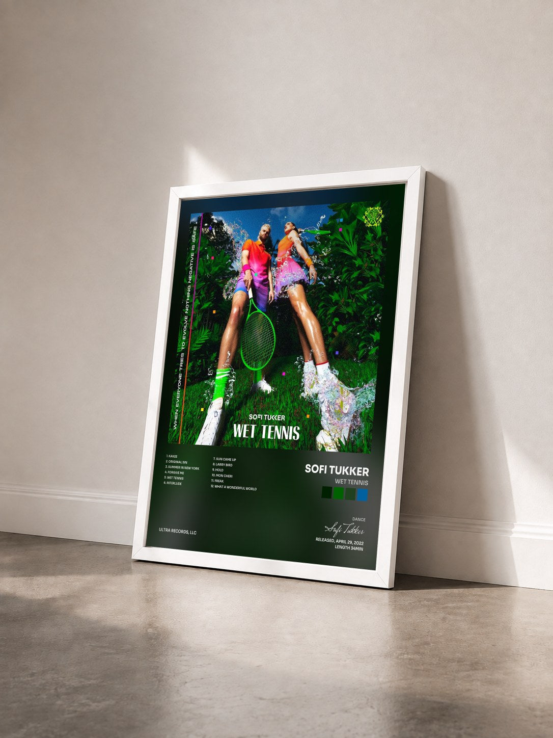 #blanc Tableau de l'album WET TENNIS de Sofi Tukker vu de trois quarts, cadre blanc