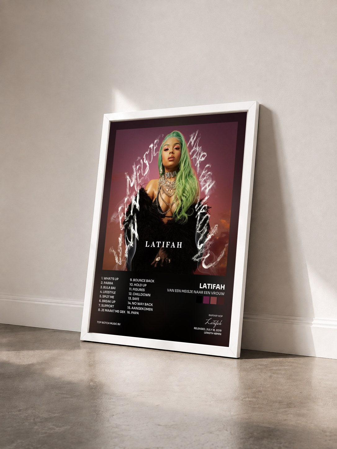 #blanc Tableau de l'album Van Een Meisje Naar Een Vrouw de Latifah vu de trois quarts, cadre blanc