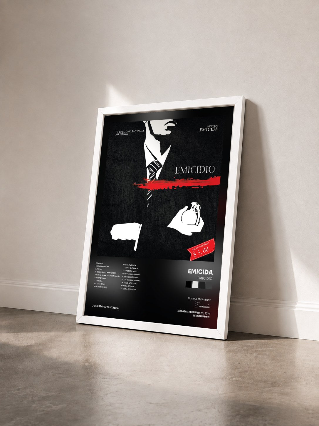 #blanc Tableau de l'album Emicidio de Emicida vu de trois quarts, cadre blanc