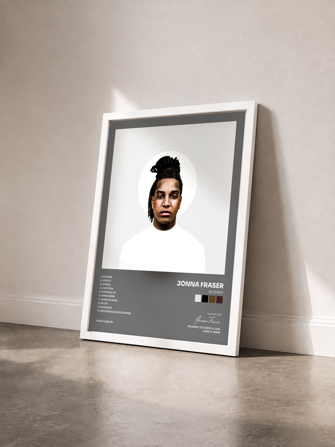 #blanc Tableau de l'album Blessed de Jonna Fraser vu de trois quarts, cadre blanc