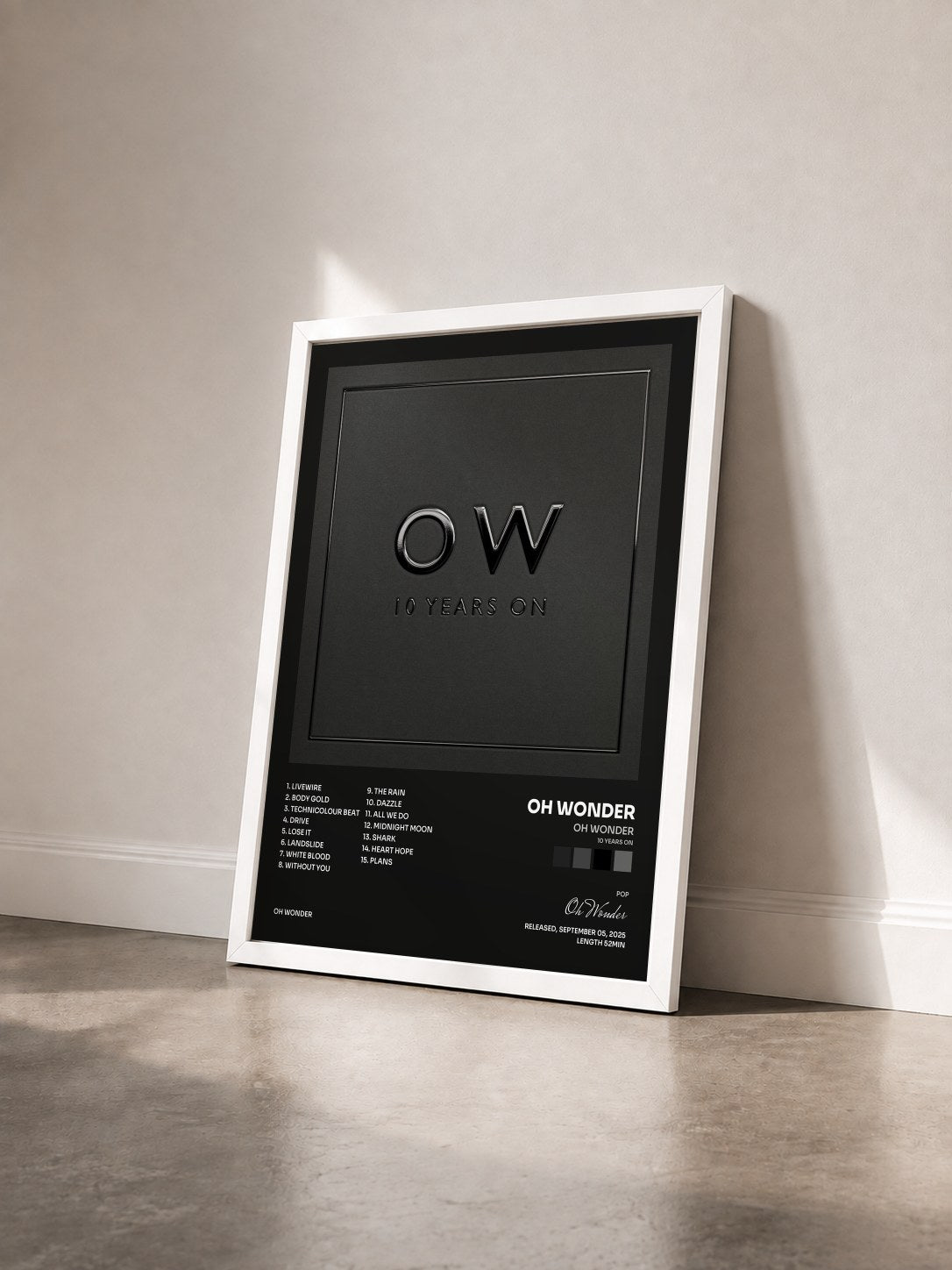 #blanc Tableau de l'album Oh Wonder (10 Years On) de Oh Wonder vu de trois quarts, cadre blanc