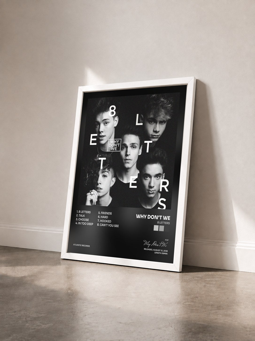#blanc Tableau de l'album 8 Letters de Why Don't We vu de trois quarts, cadre blanc