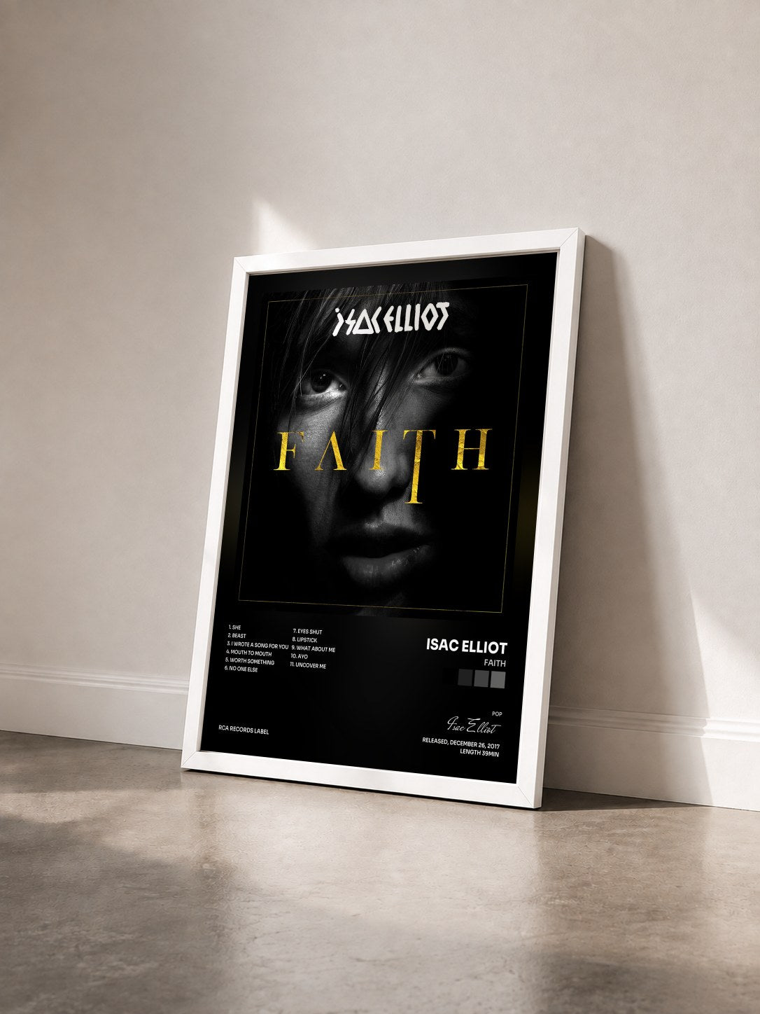 #blanc Tableau de l'album FAITH de Isac Elliot vu de trois quarts, cadre blanc
