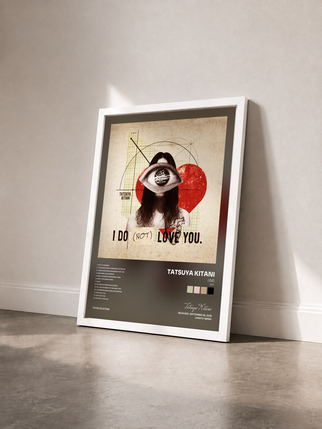 #blanc Tableau de l'album I DO (NOT) LOVE YOU. de Tatsuya Kitani vu de trois quarts, cadre blanc