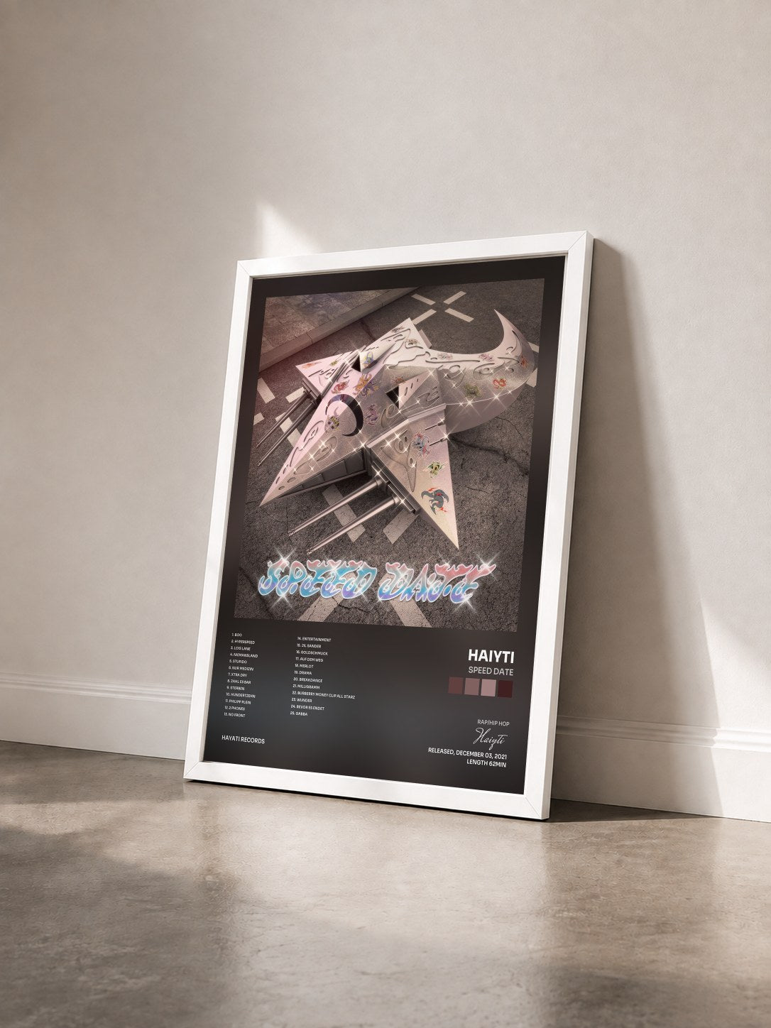 #blanc Tableau de l'album SPEED DATE de Haiyti vu de trois quarts, cadre blanc