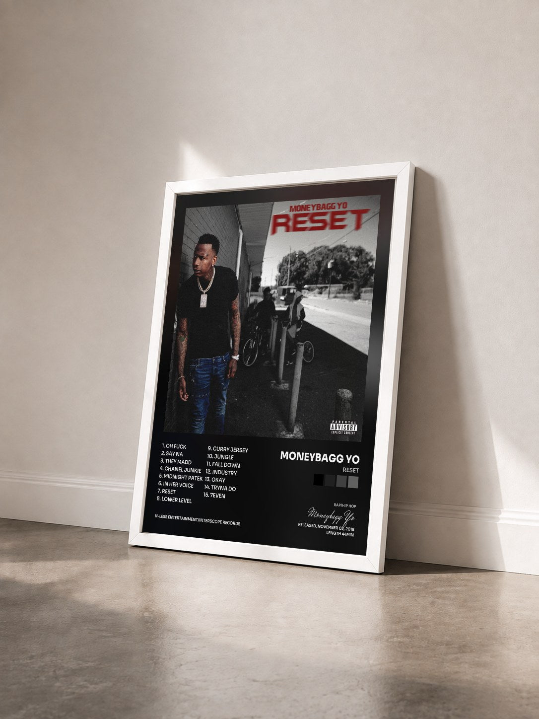 #blanc Tableau de l'album RESET de Moneybagg Yo vu de trois quarts, cadre blanc