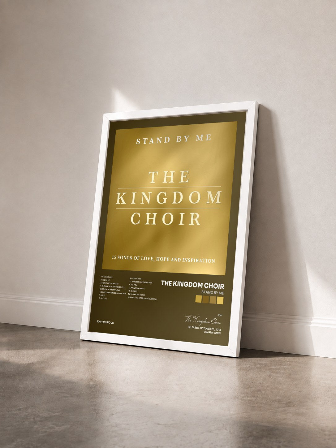 #blanc Tableau de l'album Stand By Me de The Kingdom Choir vu de trois quarts, cadre blanc