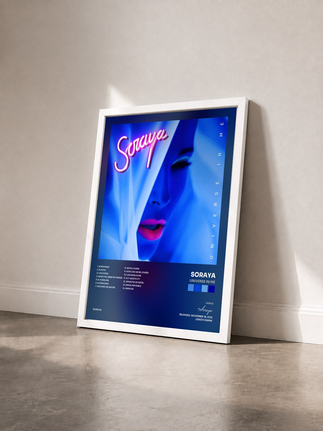 #blanc Tableau de l'album Universe in Me de Soraya vu de trois quarts, cadre blanc