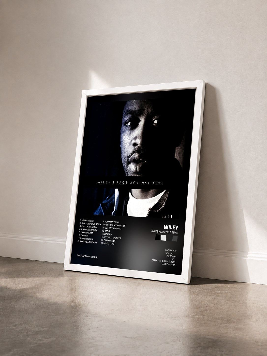 #blanc Tableau de l'album Race Against Time de Wiley vu de trois quarts, cadre blanc