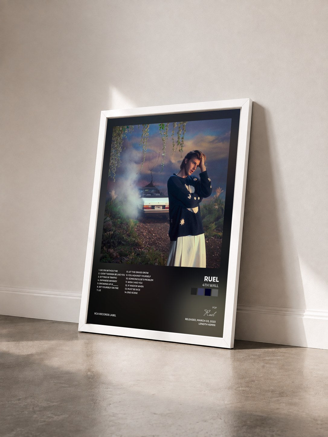 #blanc Tableau de l'album 4TH WALL de Ruel vu de trois quarts, cadre blanc