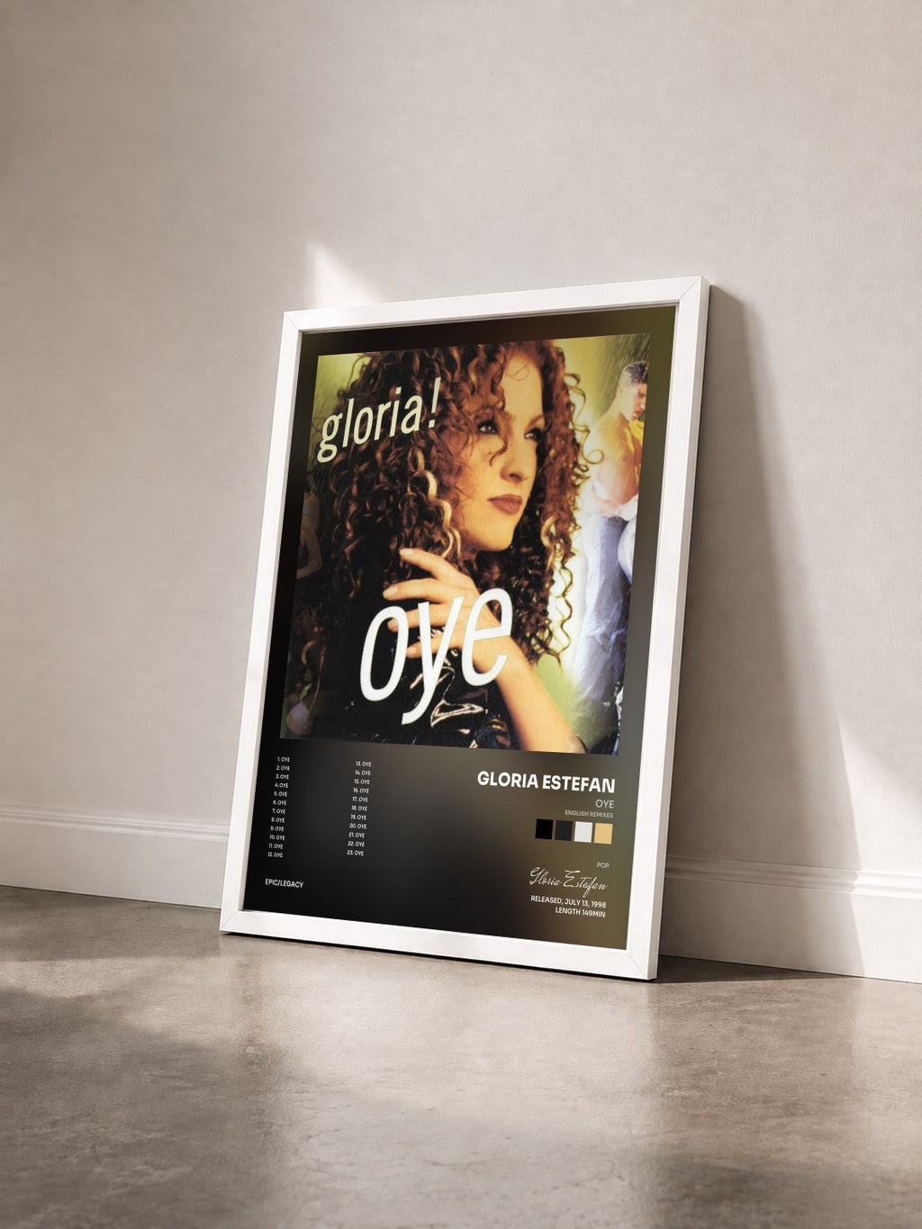 #blanc Oye (English Remixes) von Gloria Estefan als gerahmter Kunstdruck von schräg gesehen, weißer Rahmen