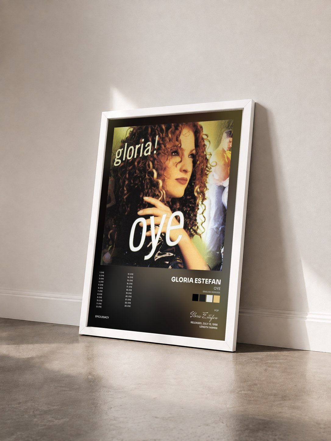 #blanc Tableau de l'album Oye (English Remixes) de Gloria Estefan vu de trois quarts, cadre blanc