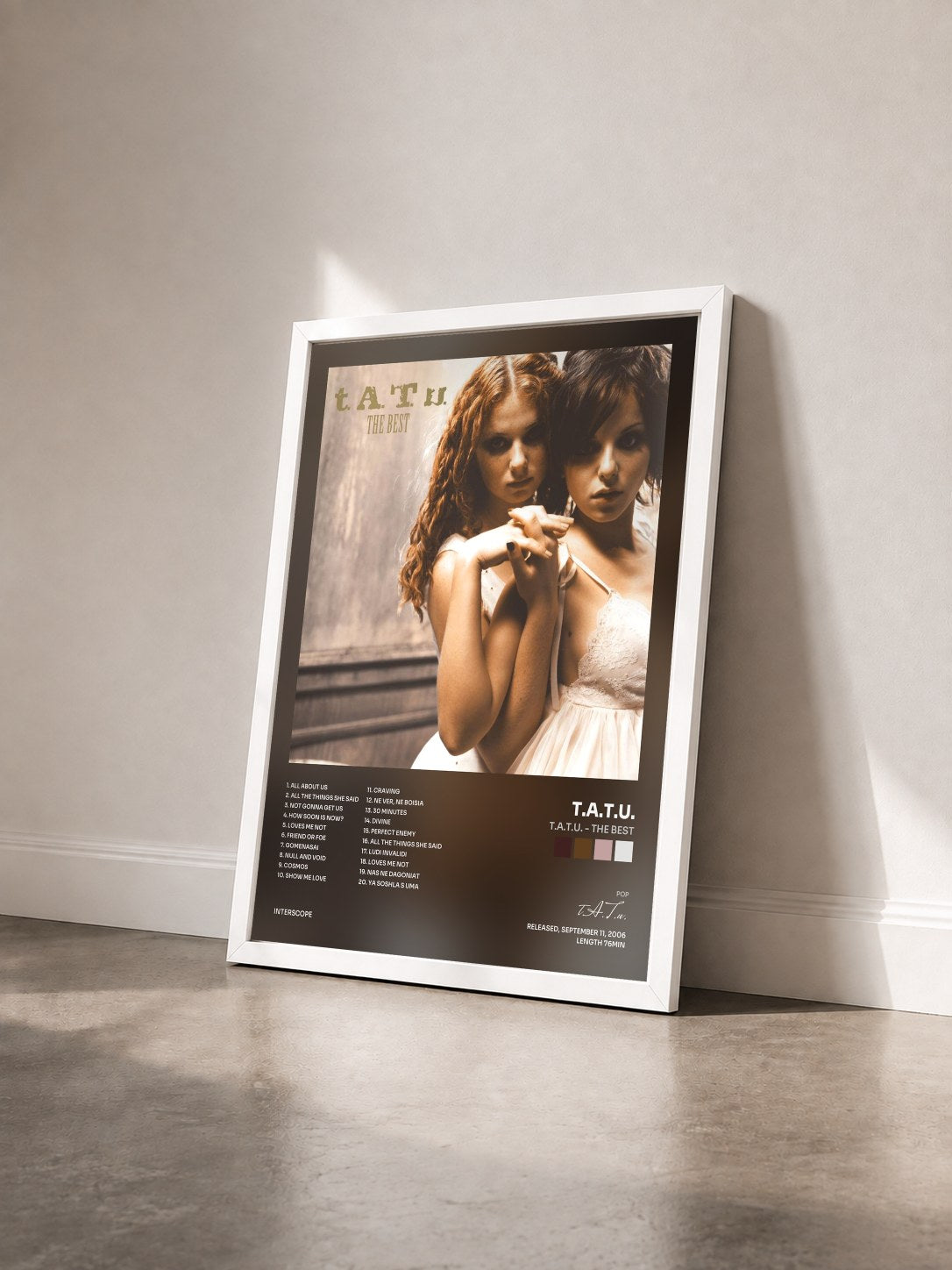#blanc Tableau de l'album t.A.T.u. - The Best de t.A.T.u. vu de trois quarts, cadre blanc